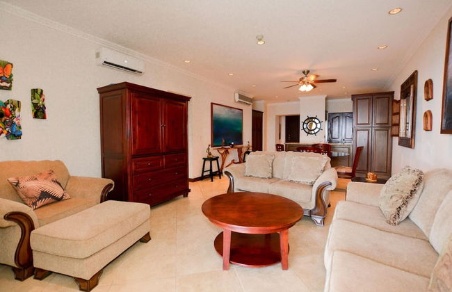 Fifth-Floor Condo with Breathtaking Ocean Views, Stylish Interior & Prime Location Near Flamingo Beach - Foto 16