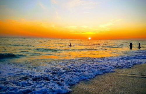 Latitude Adjustment Penthouse by Coastal Chic - Foto 36