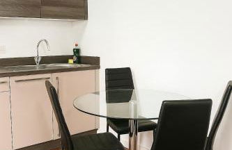 Contemporary 2 Bedroom Flat with Great Location in Salford - Foto 7