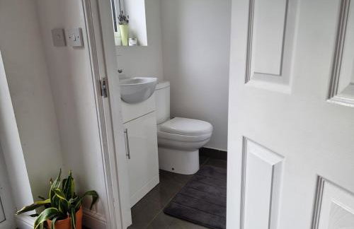 3-bedroom family home with large garden and free parking - Foto 10