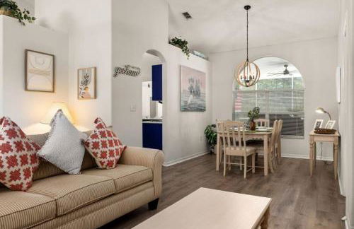 Modern Retreat Pool and Game Room - Foto 9