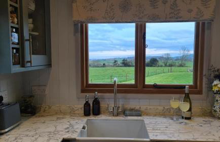 Honey Bee - Comfortable luxury shepherds hut with hot tub - Foto 11