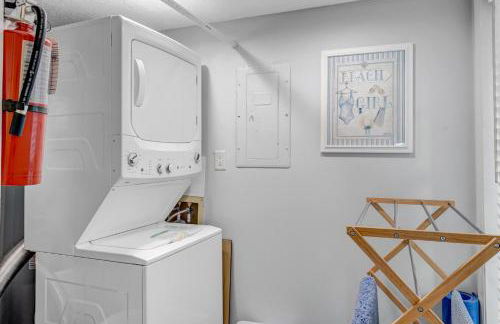 Beachy Vibes - 2BR w lake views & screened sunroom - Foto 45