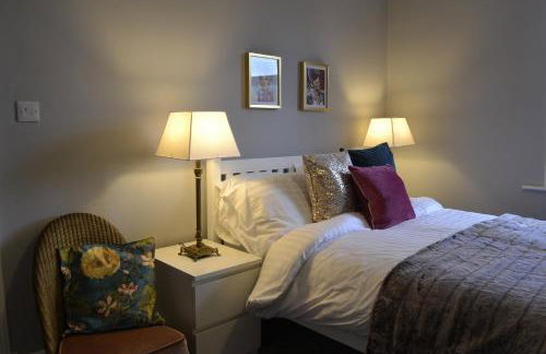 Stunning Period Townhouse with Garden, Walking Distance to Town - Photo 12