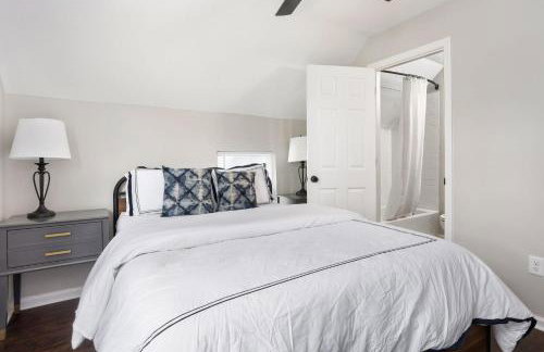 Chic 3BR Home with Fire Pit-Private Yard-Family Friendly - Foto 34