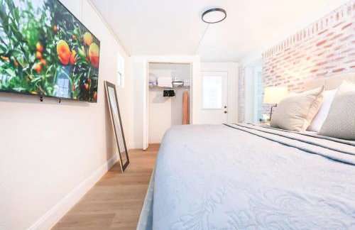 StylishAptWtrGrdnOppLake&Prk&Yrd - Foto 11