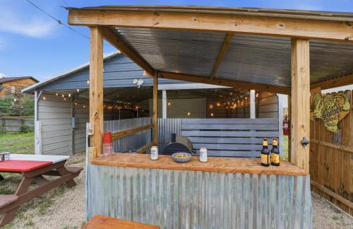 Game Barn, Cowboy Pool, 17ft Movie Screen - sleeps 10 - Photo 23