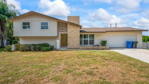 Oversized 4bed + Converted Bedroom, HEATED Pool + Hot Tub - Photo 4