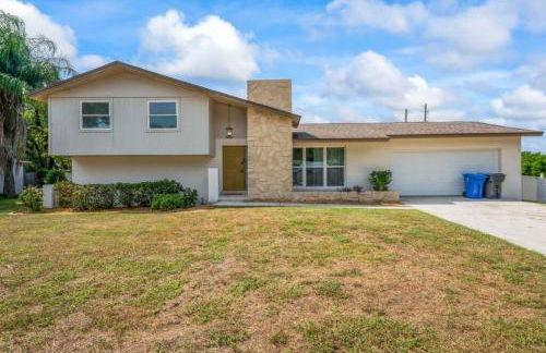 Oversized 4bed + Converted Bedroom, HEATED Pool + Hot Tub - Photo 4