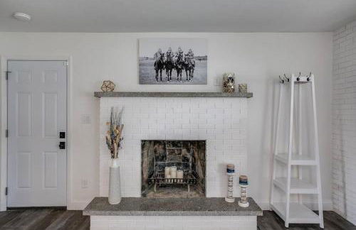 Beautifully Renovated Home Corner of ND and Angela - Foto 23