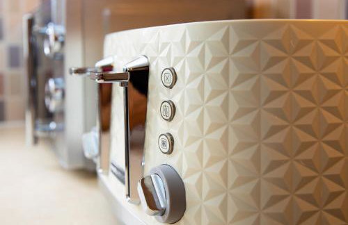 Modern and Spacious Home From Home 1 mile from M1 - with Netflix, Prime Video, PS5, free parking, superfast WiFi, BBQ - Sleeps 11 - By Brightleap Apartments - Foto 13