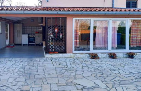 1 Bedroom Cozy Apartment In Pavicini - Photo 2