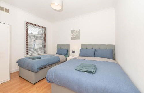 Xtra Large 4 Bedroom House with Heating Sleeps 14 Near Station and ExCeL - Foto 32