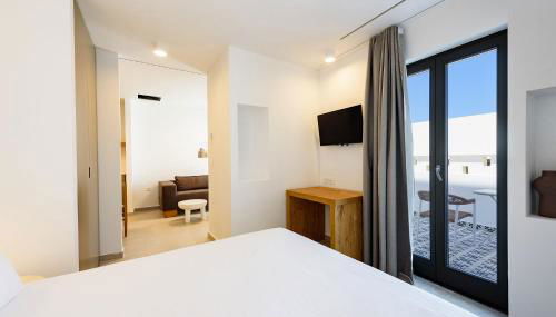 Azure Naousa - Photo 2