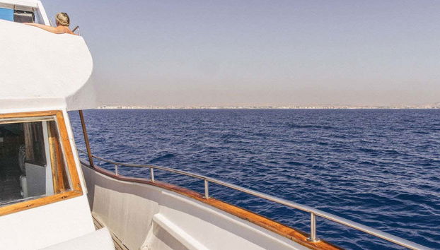 Navegando por la bahía de Lárnaca antes de la puesta de sol