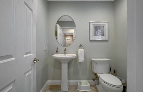 Beautiful 5BR w/King Beds, Pool & Hot Tub, Games - Photo 9