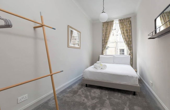 JOIVY Iconic Cockburn Street 4 Bedroom Apartment: Heart of Old Town - Foto 15