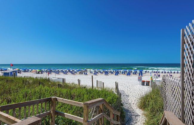 Spacious 2BR Condo w/ Partial Gulf Views, Pool, Across the Street From Beach! - Foto 50