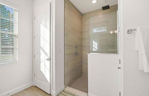 Luxury King Suite, 3BR 2BA, Beach Vibe, Top-Tier Amenities, Prime location - Foto 27