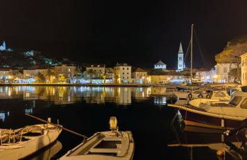 Apartment Alena with terrace and garden Center Jelsa - Photo 40