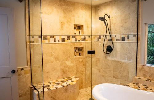 The Mighty Pines Retreat + Large Patio + BBQ+View! - Foto 21