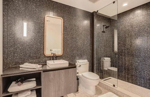 Modern Downtown Condo - Rooftop pool - Top Amenities - Foto 20