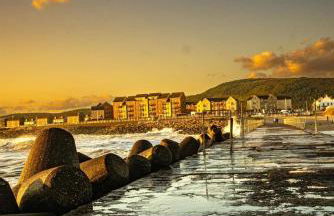 Beach View Couples Retreat Aberavon Beach Direct Seafront panoramic Sea Views large driveway parking - Photo 19