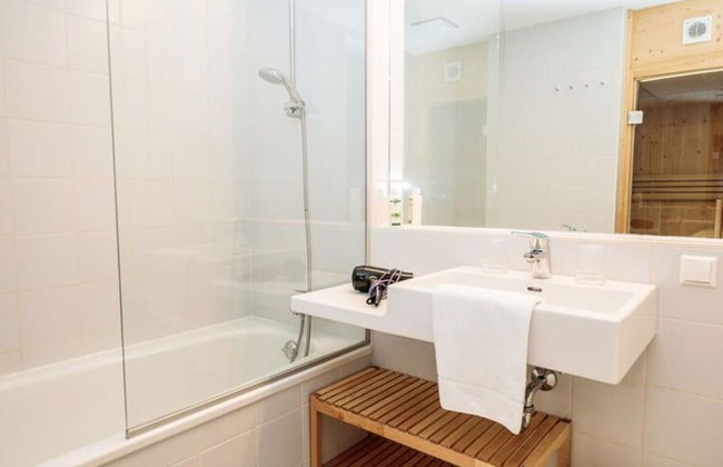 Lush Apartment With Private Sauna - Photo 11