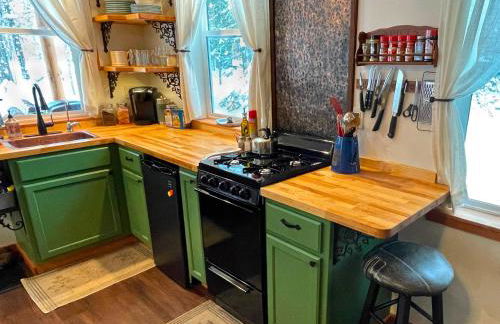 Kataluma Inn, Sandpoint, Idaho - Entire Cozy Cabin, Pet Friendly - Photo 4