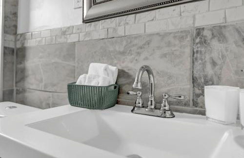 Renovated Main Floor Large 3 Bed House - Photo 13