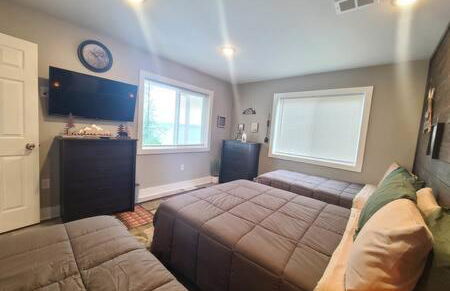 Stunning Lake Home w arcade and huge deck - Foto 17