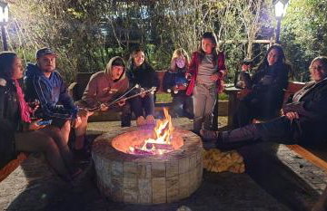 Chale de Madeira - Lareira e Fogueira---lindo gramado com mesa para café da manhã, churrasqueira e fogueira - Foto 13