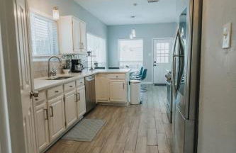 Beautiful Updated Home with Pool - Foto 20