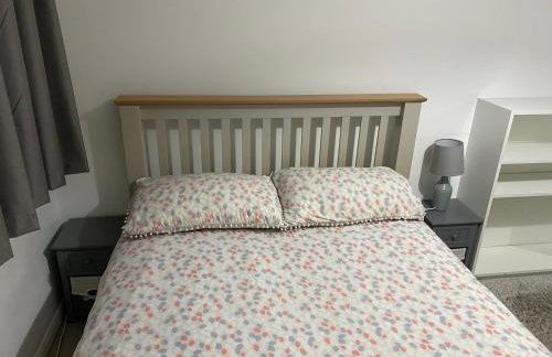 Modern 2 bedroom flat with Sky TV & free parking - Foto 9