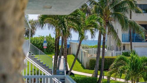 Lux Beachside 2nd Floor Condo 3 Steps to the Beach! - Foto 2