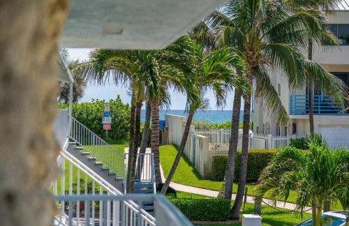 Lux Beachside 2nd Floor Condo 3 Steps to the Beach! - Foto 2