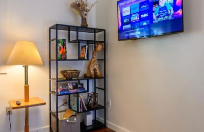 Blue House - private 2 bed, 2 bath home with garage - Photo 6