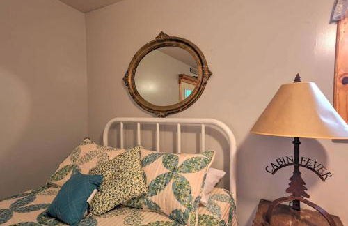 Rustic Briceville Cabin with Porch Tucked in Forest! - Foto 14