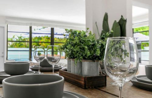 Charming 4BR Oasis with Saltwater Pool and Parking - Foto 18