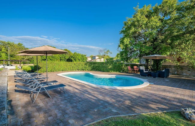 Beautiful Villa With Swimming Pool and Fenced Garden - Foto 14