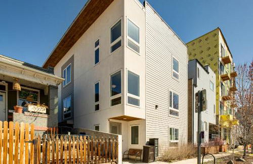 Walk to Mile High Stadium Modern Denver Townhome - Foto 24