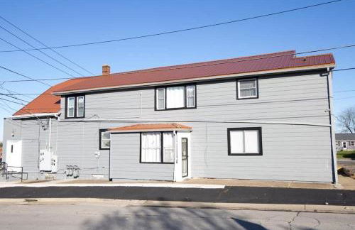 Cozy Roomy family sized apartment on major bus route close to all - Foto 66