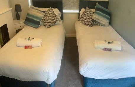 Spacious 4-bed Ample Parking Fast WiFi Contractor Family Friendly - Photo 47