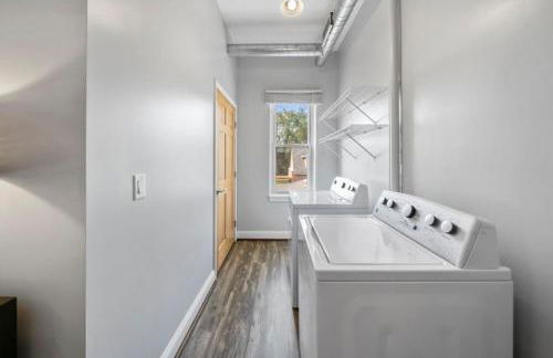 City Escape 2BR Steps to TQL near OTR and Downtown - Foto 29