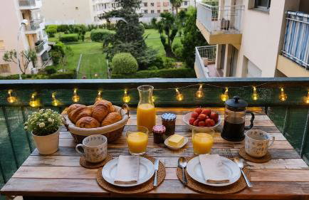 Charming and spacious two-room apartment with terrace and AC - Foto 4