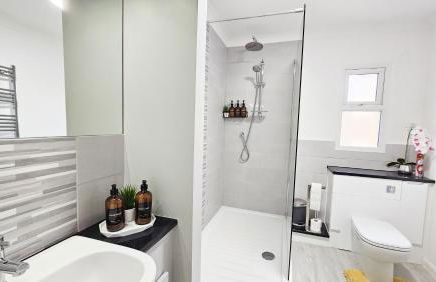 2 bed apt w/ private parking close to town centre - Foto 17