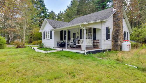 Explore the Poconos! Cozy Creekside Cabin with Patio - Foto 4