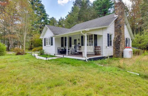 Explore the Poconos! Cozy Creekside Cabin with Patio - Foto 4