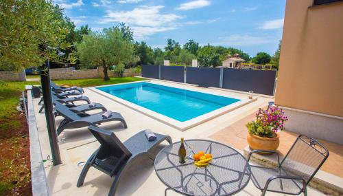 Three-Bedroom Apartment Mir with Private Infinity Pool - Foto 3