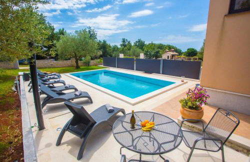 Three-Bedroom Apartment Mir with Private Infinity Pool - Foto 3